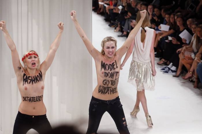 Полуголые активистки FEMEN сорвали модный показ Nina Ricci