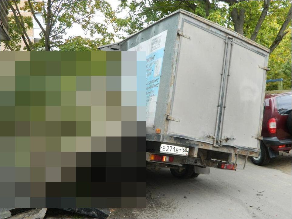 Газель зацепила козырек подъезда