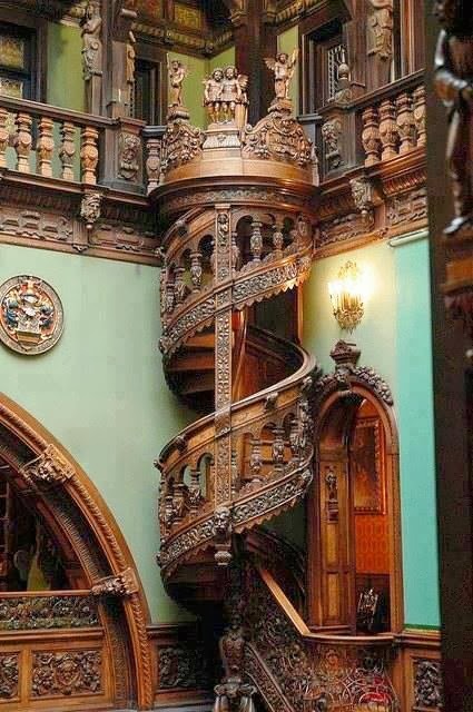 Деревянная винтовая лестница в замке Пелеш, Румыния