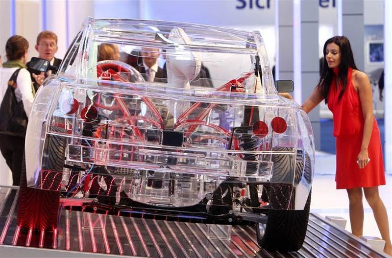 Полностью прозрачный акриловый автомобиль