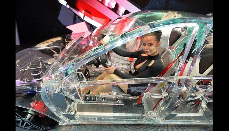 Полностью прозрачный акриловый автомобиль