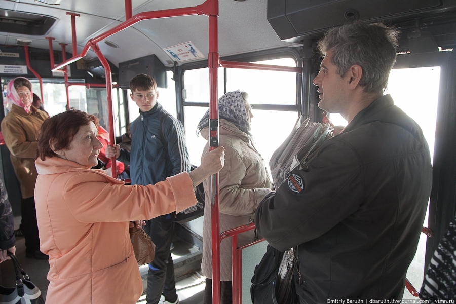 Омский продавец газет в автобусах