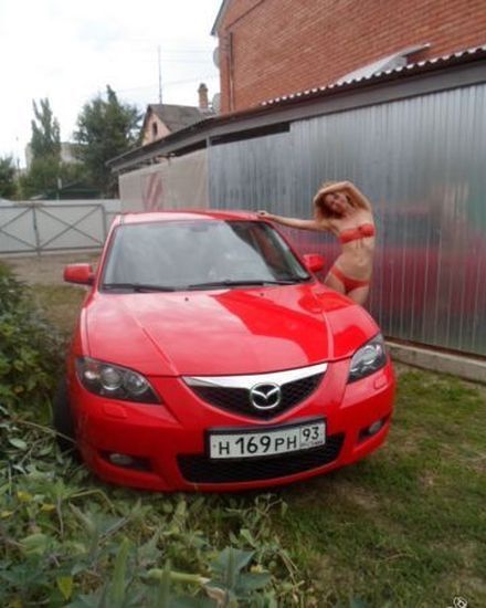 Mazda с девушкой в красном белье