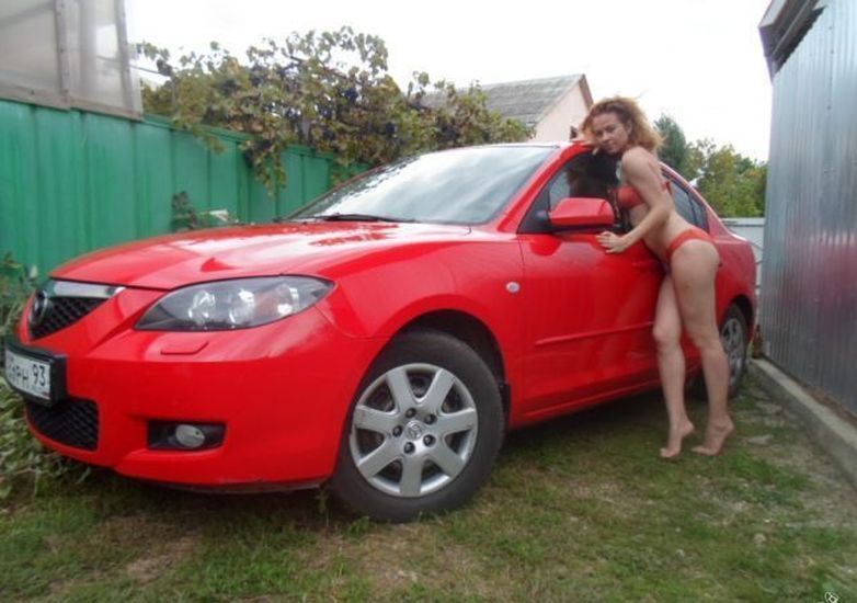 Mazda с девушкой в красном белье