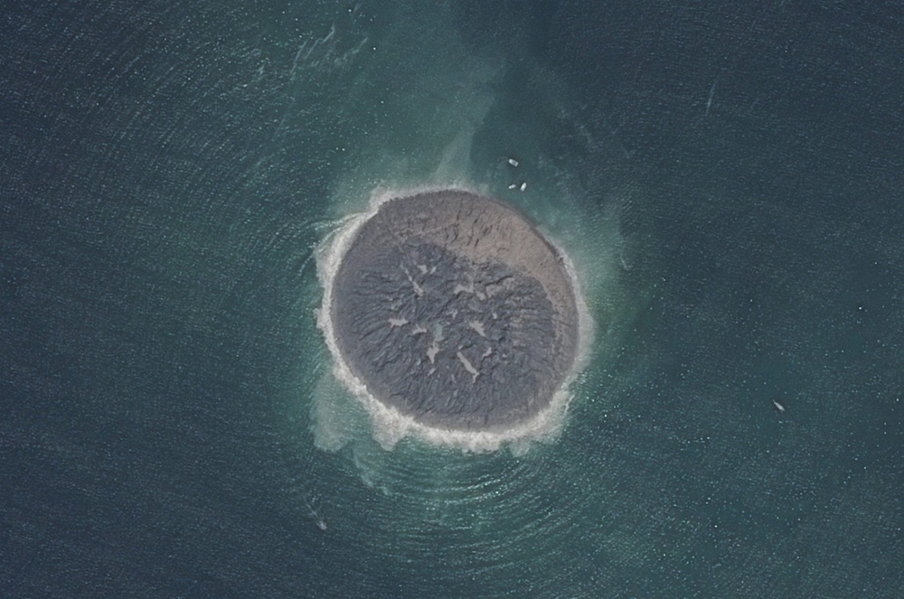 В результате землетрясения в океане появился новый остров