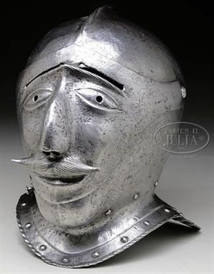 Рыцарские шлемы в виде мужских лиц
