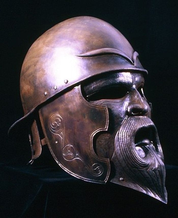 Рыцарские шлемы в виде мужских лиц