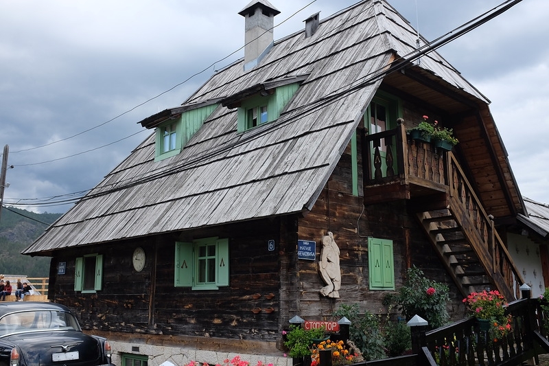 Экскурсия по деревне Эмира Кустурицы.
