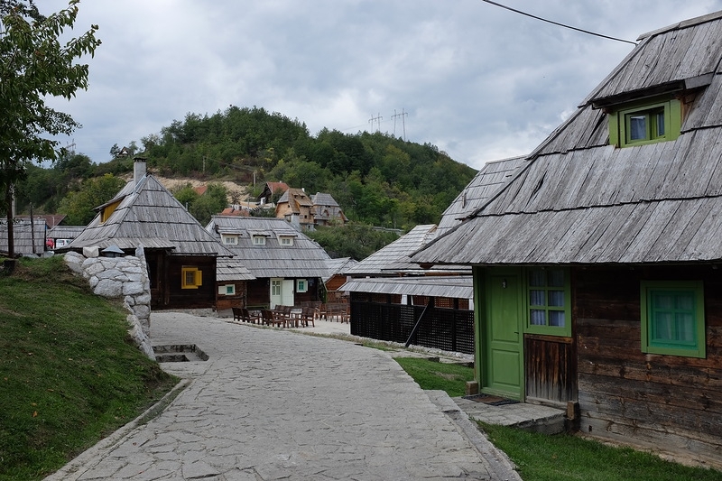 Экскурсия по деревне Эмира Кустурицы.