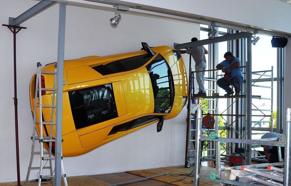 Lamborghini повесили на стену