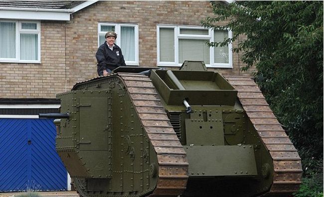 Настоящий танк у частного дома в Англии
