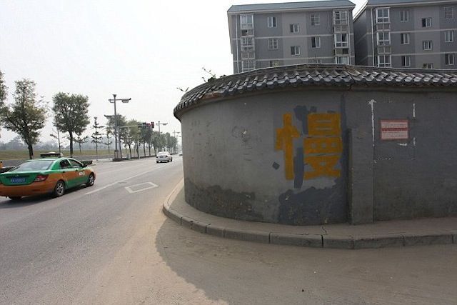 В Китае по ошибке построили многоэтажку на шоссе