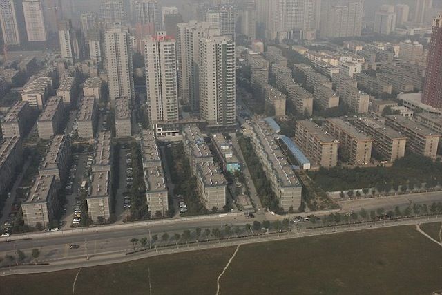 В Китае по ошибке построили многоэтажку на шоссе