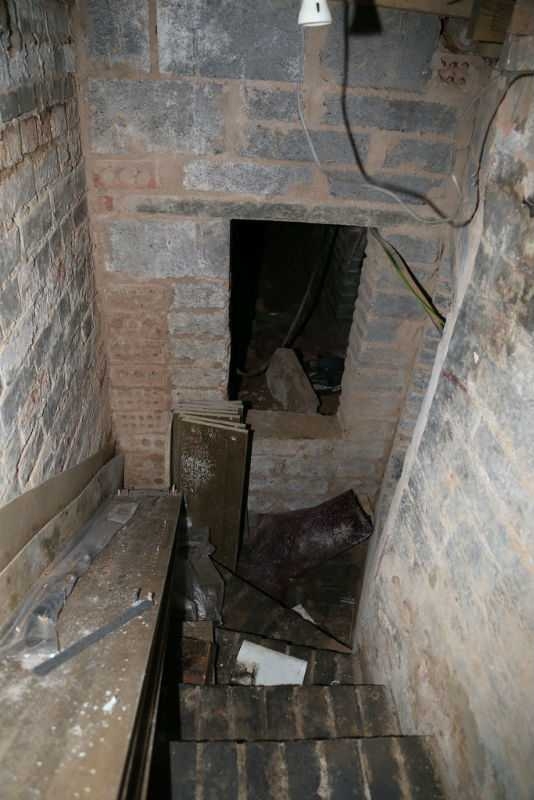 Арендатор обнаружил под своей квартирой зловещее подземелье