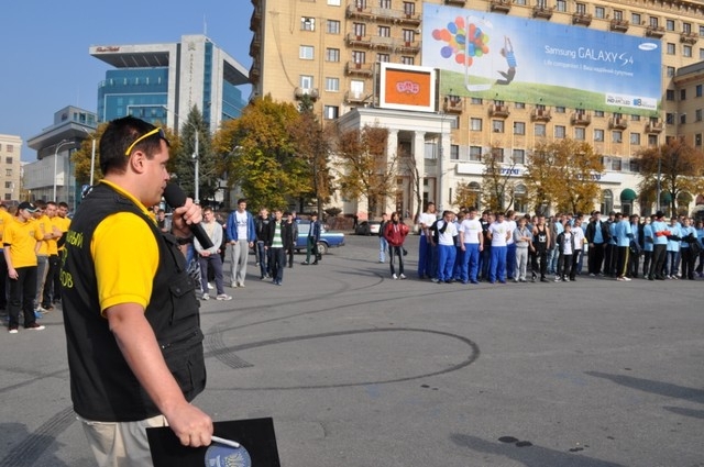 В Харькове отжималось одновременно аж 715 человек!
