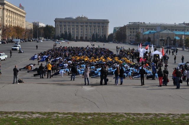 В Харькове отжималось одновременно аж 715 человек!