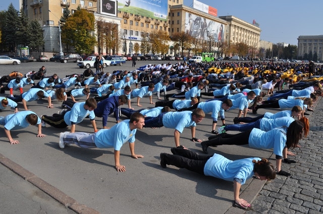 В Харькове отжималось одновременно аж 715 человек!