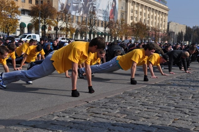 В Харькове отжималось одновременно аж 715 человек!