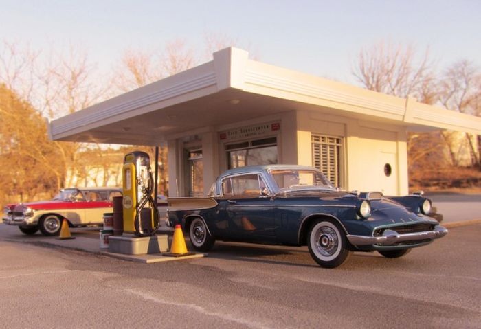  Packard Hawk 1958 года на заправке