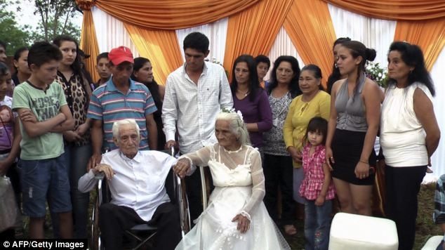 Пара наконец-то обвенчалась после 80 лет совместной жизни