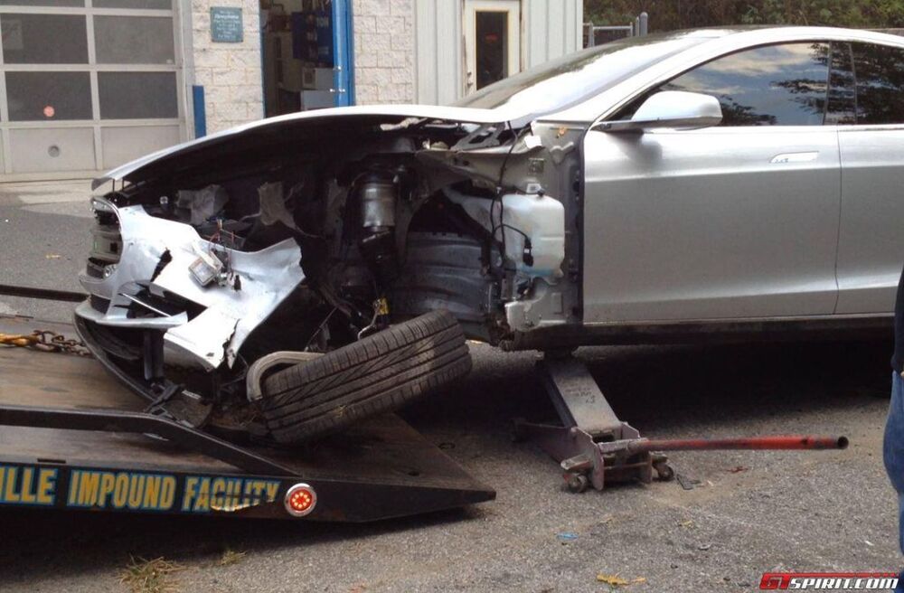 Авария с участием Tesla Model S