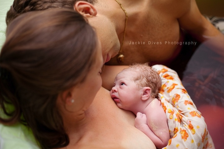 Фотограф снимает интимные моменты домашних родов