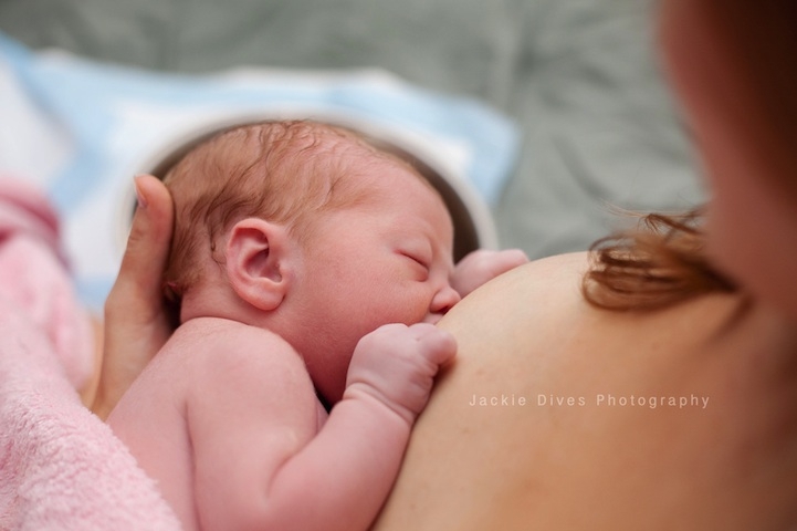 Фотограф снимает интимные моменты домашних родов