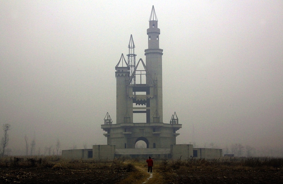 Заброшенный парк развлечений недалеко от Пекина.