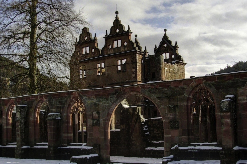 Монастырь 15 века в Черной крепости в Германии.