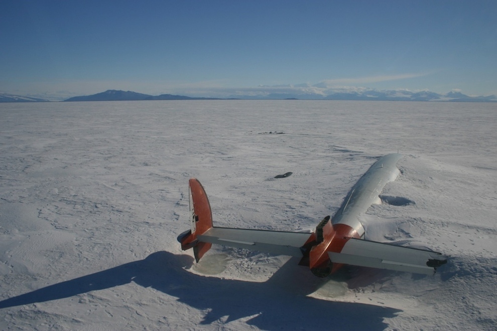 Обломки самолета «Пегас» в заливе Мак-Мердо, Антарктида.