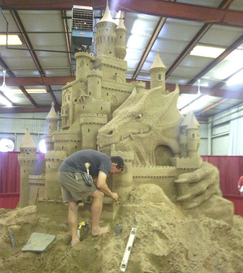 Это был конкурс "любителей" замков из песка на прошлой неделе