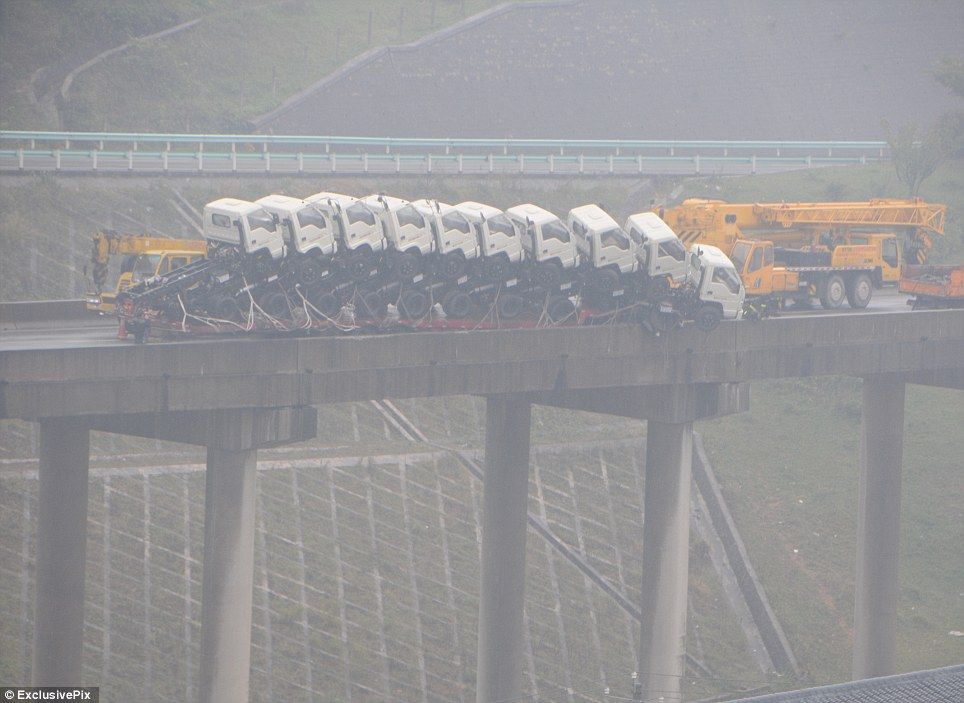 Автовоз с грузовиками чуть не упал с моста