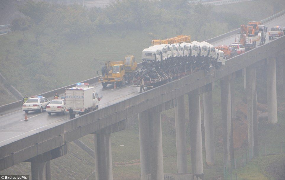 Автовоз с грузовиками чуть не упал с моста