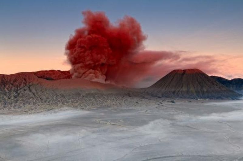 Удивительный вулкан Бромо в Индонезии