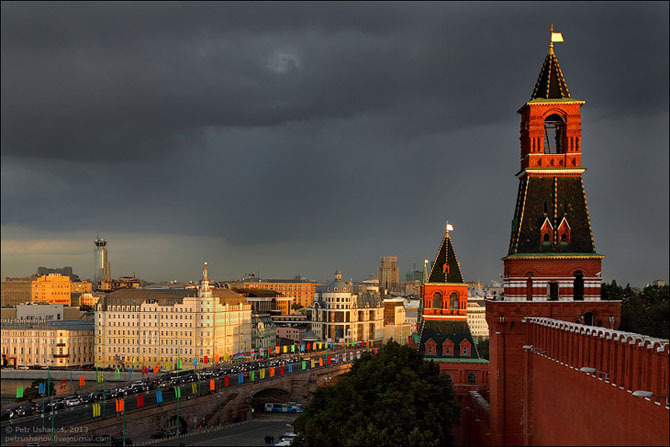 Вид вдоль кремлевской стены в сторону Балчуга:
