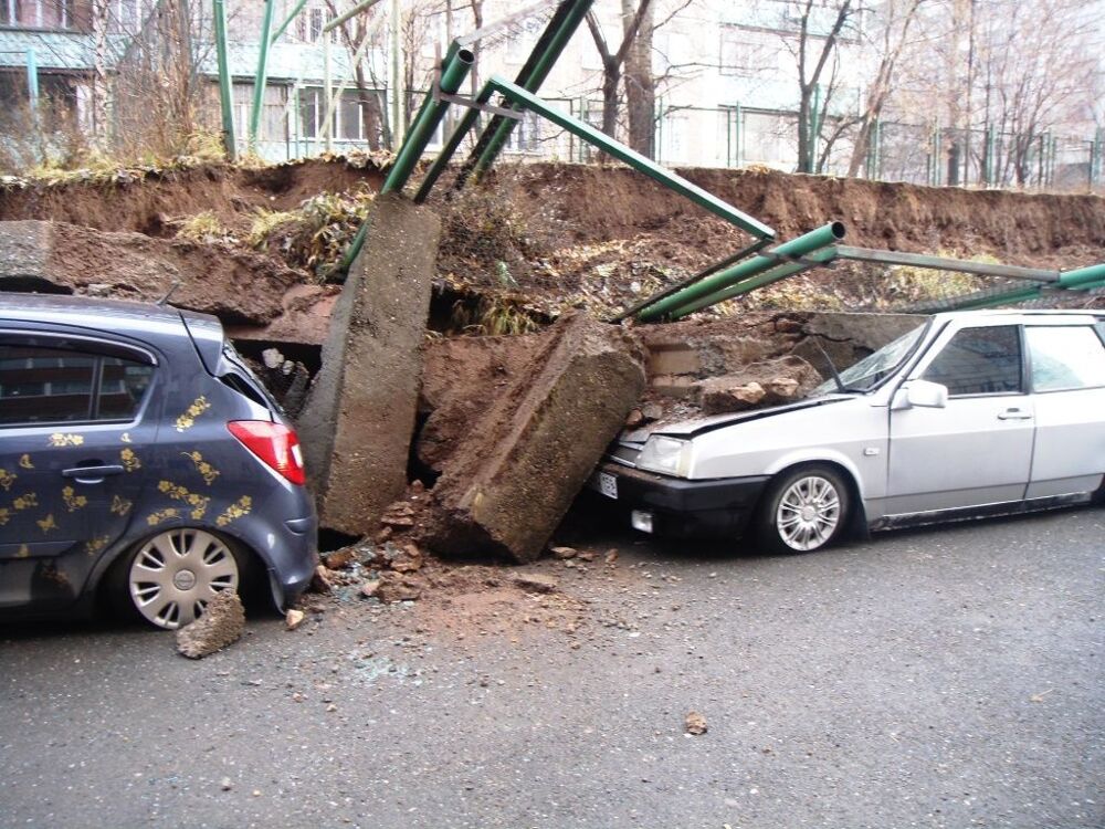 В Перми на припаркованные авто рухнула стена