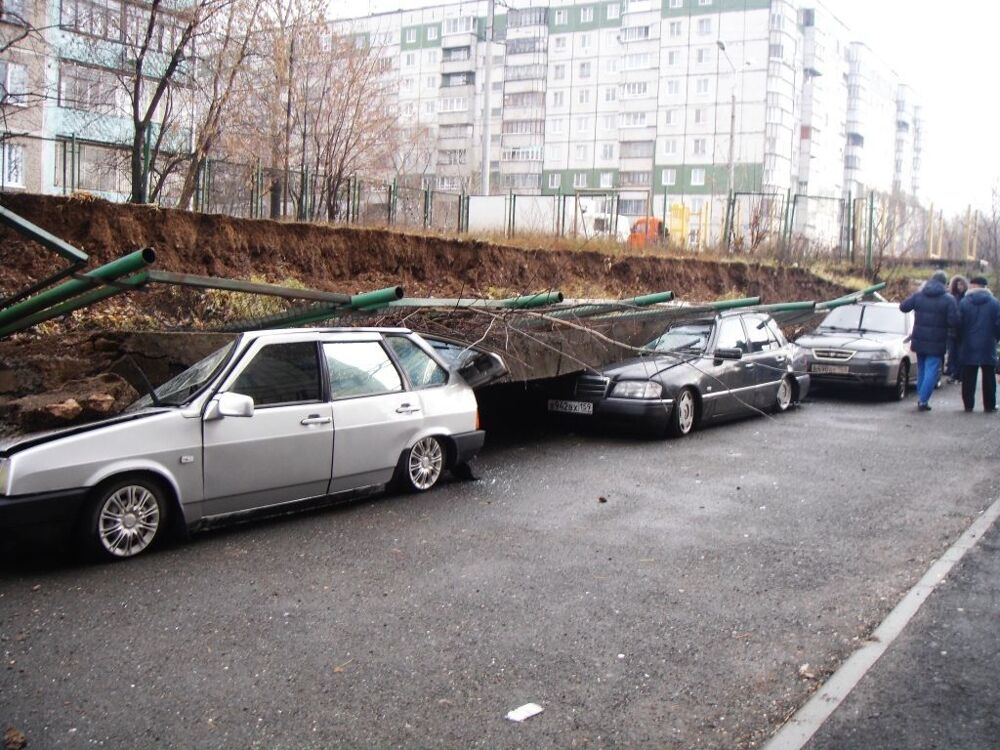 В Перми на припаркованные авто рухнула стена