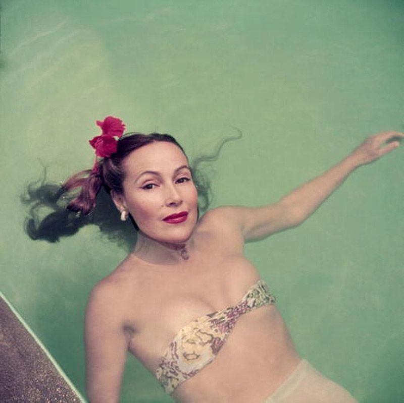 Кинозвезда Долорес Дель Рио купается в бассейне в Акапулько, 1952 год.