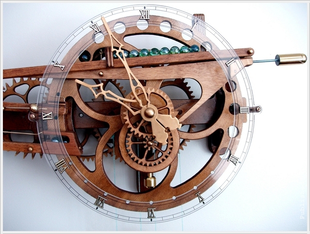 Деревянные часы Клейтона Бойера.