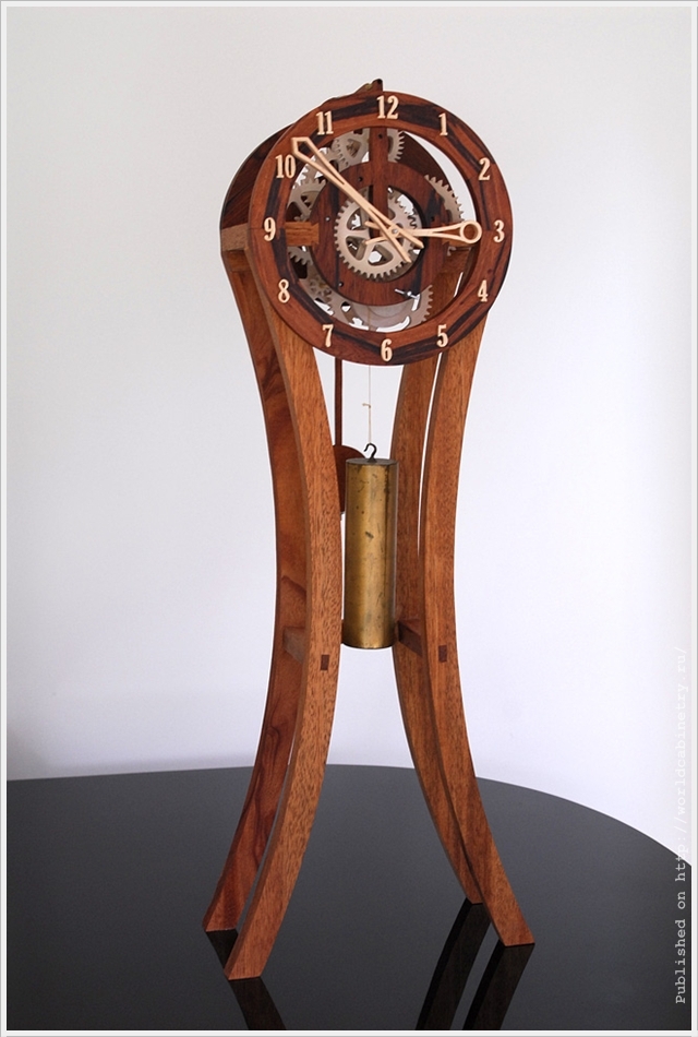 Деревянные часы Клейтона Бойера.