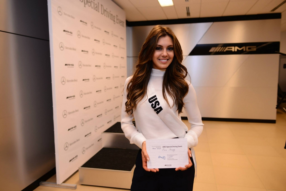 Конкурсантки «Мисс Вселенная-2013» в Академии вождения AMG