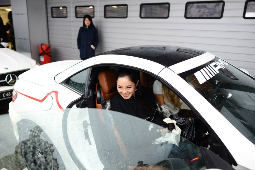 Конкурсантки «Мисс Вселенная-2013» в Академии вождения AMG