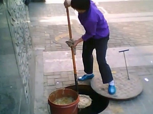 Жестяк: китайцы готовят еду на "канализационном масле" !!!!!!!!