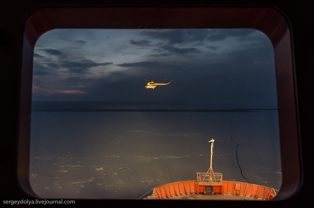 Фотографии ледокола с высоты птичьего полета на Полюсе