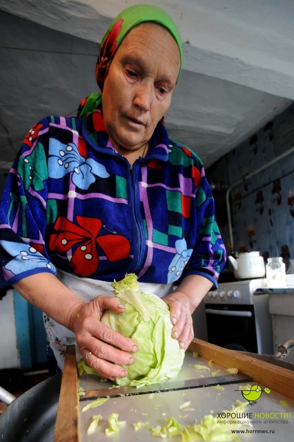 Фоторепортаж о том, как квасят капусту в уральском селе