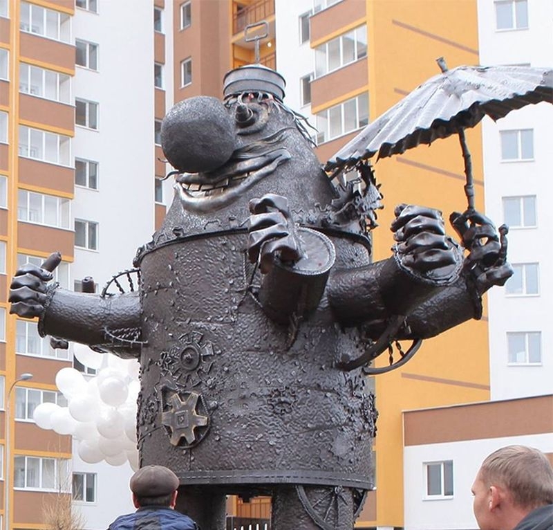 Гигантская скульптура Громозеки появилась в Нижнем Новгороде
