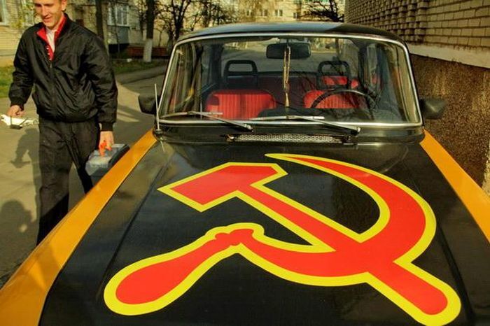 Памятник коммунизму на колесах из Белоруссии