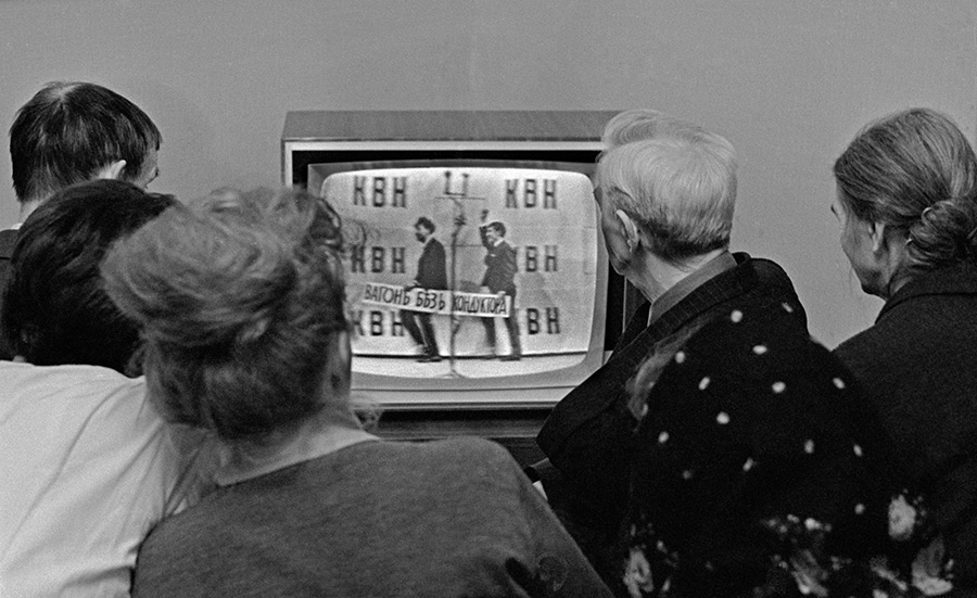 Московская семья смотрит телепередачу «КВН», 1960-е годы.