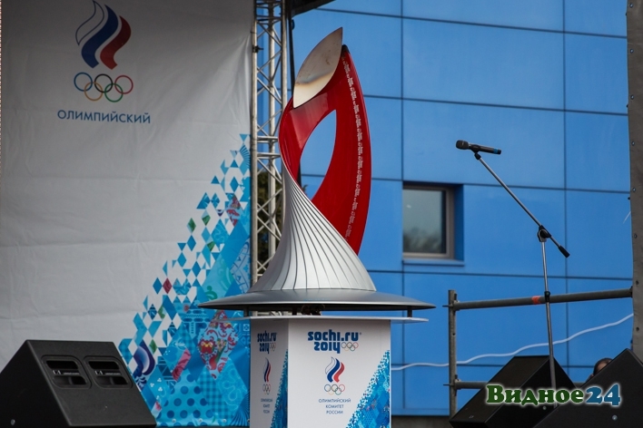 Олимпийский факел без огня и эстафета с пластмассовым флажком.