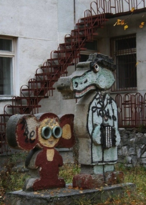 Пугающие детские площадки со всех уголков России 
